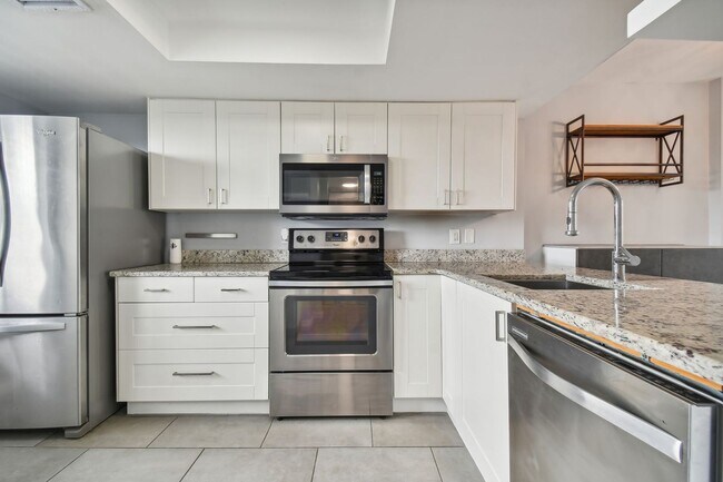 Building Photo - Charming 1 Bed, 2 Bath Condo in the Vibran...