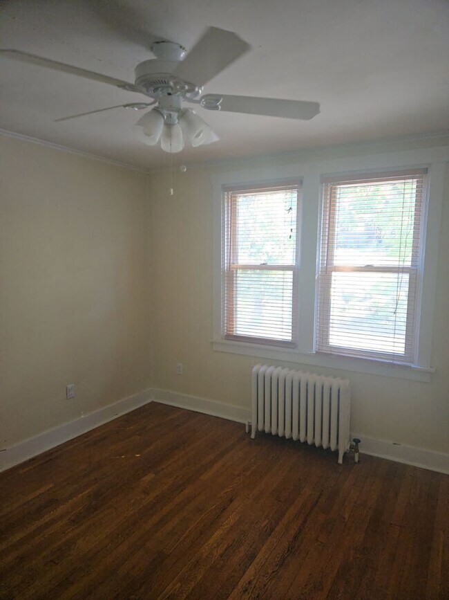 Building Photo - Spacious 3-Bedroom Home w/ Parking & Centr...