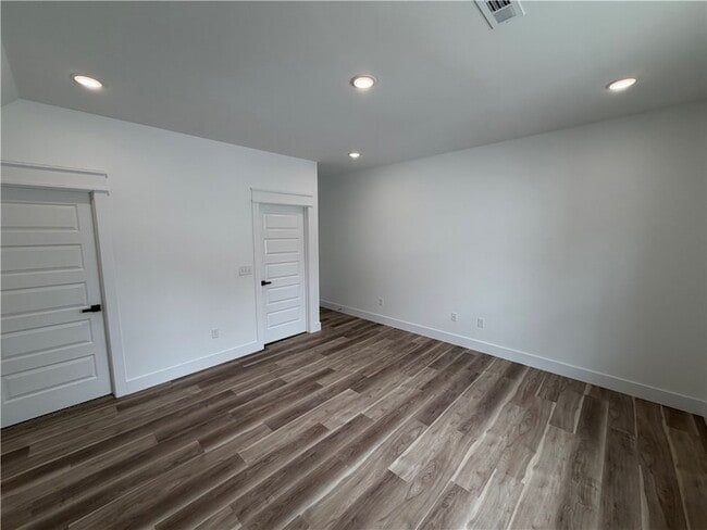 Building Photo - 916 N Sang Ave