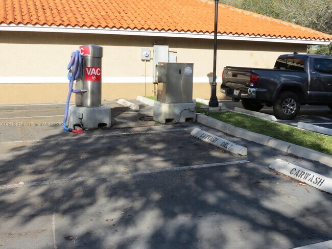 Building Photo - 140 SW 117th Ave