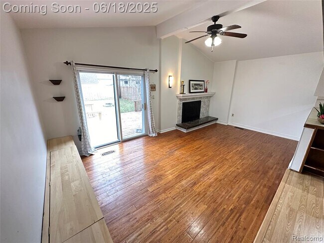 Building Photo - 2759 Saratoga Dr