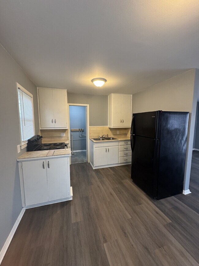 Building Photo - "Charming 1-Bed, -Bath Duplex Gem in Wichita – Spacious 625 Sq Ft Living!"