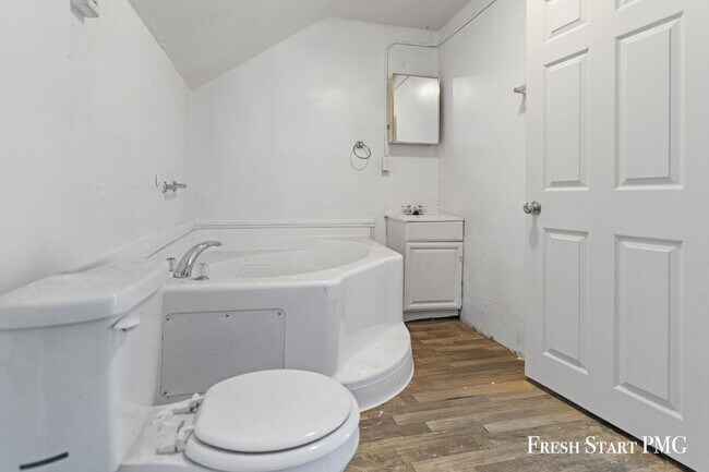 Building Photo - Bright and newly renovated apartment (2 Be...