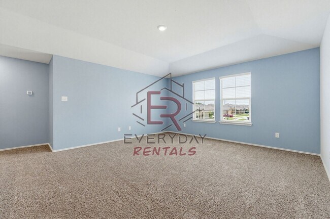 Building Photo - 4 bedroom 3 bath