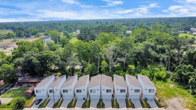 Building Photo - 5818 Burt St