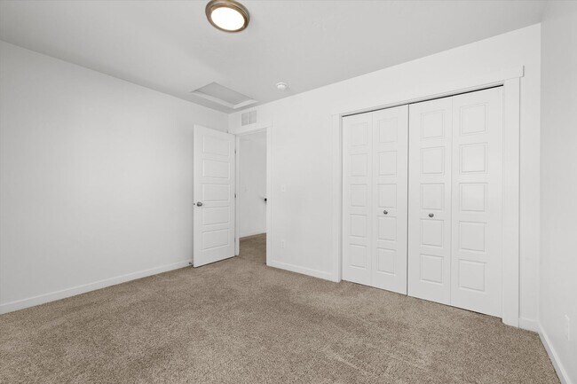 Building Photo - Eagle, ID – Spacious 3 Bedroom + Bonus Room
