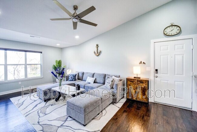 Building Photo - 2011 N Hwy 17