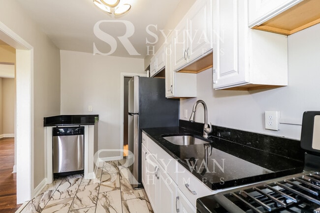 Building Photo - Lovely move-in ready 4-bedroom, 2-bath townhouse.