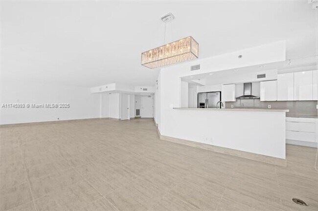 Building Photo - 16485 Collins Ave