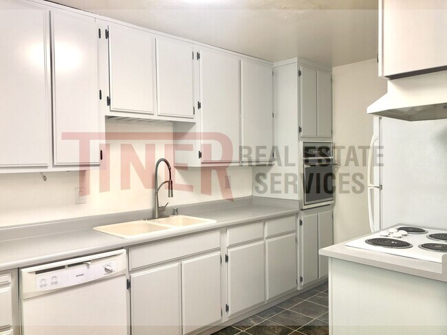 Building Photo - Charming Duplex in Carmichael