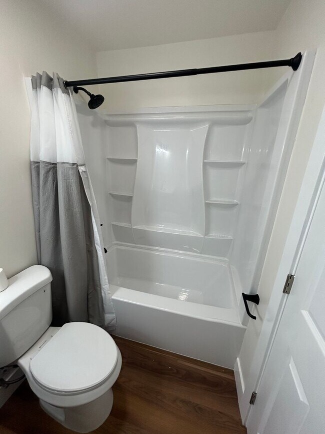 Building Photo - Fully Remodeled – 2 Bed / 1 Bath