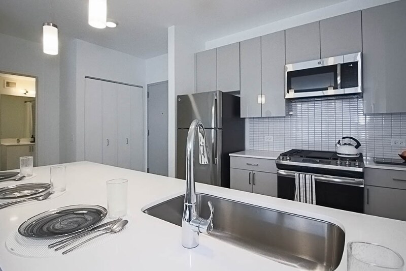 Building Photo - 811 W Van Buren St