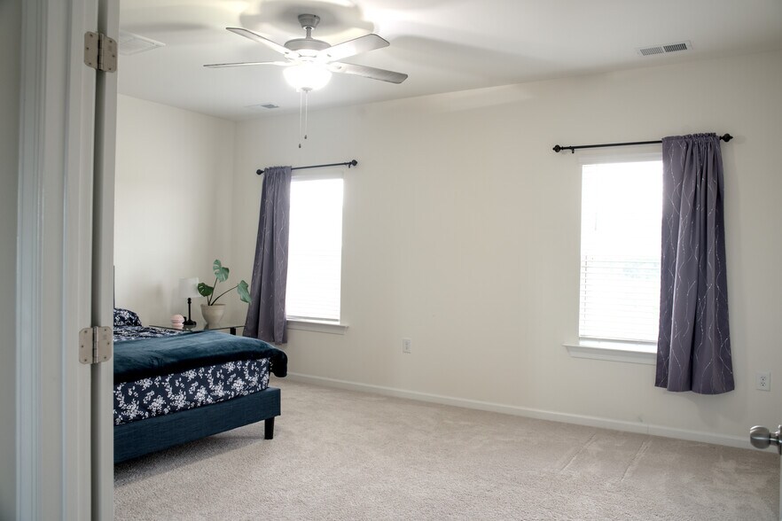 Building Photo - 4532 Valley Crest Ln
