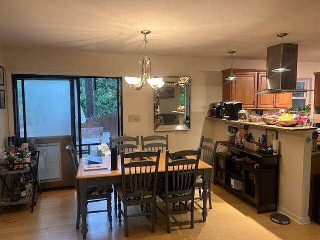 Dining with bar next to kitchen - 1000 Cheviot Ave