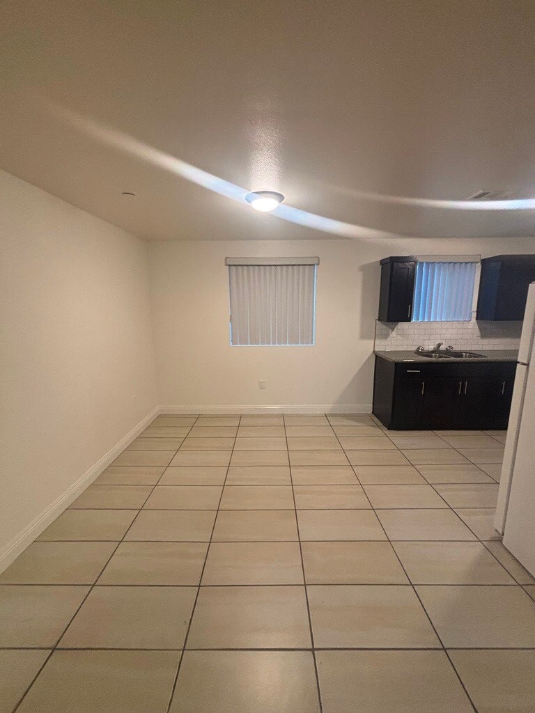 Building Photo - 424 E 101st St