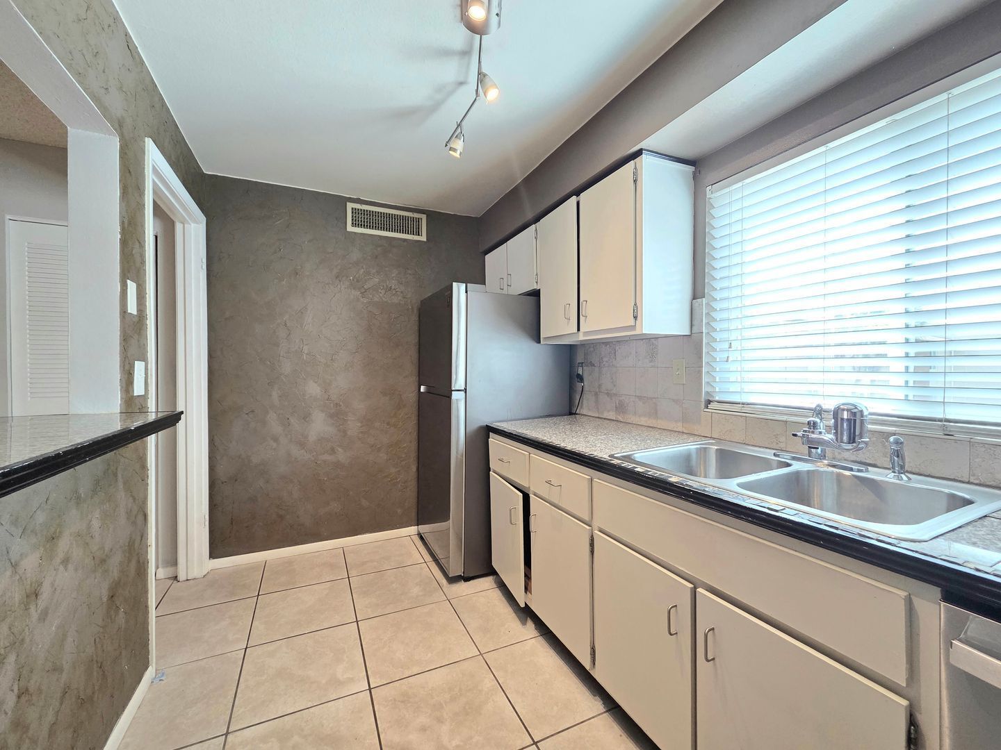 Building Photo - 584 Orange Dr