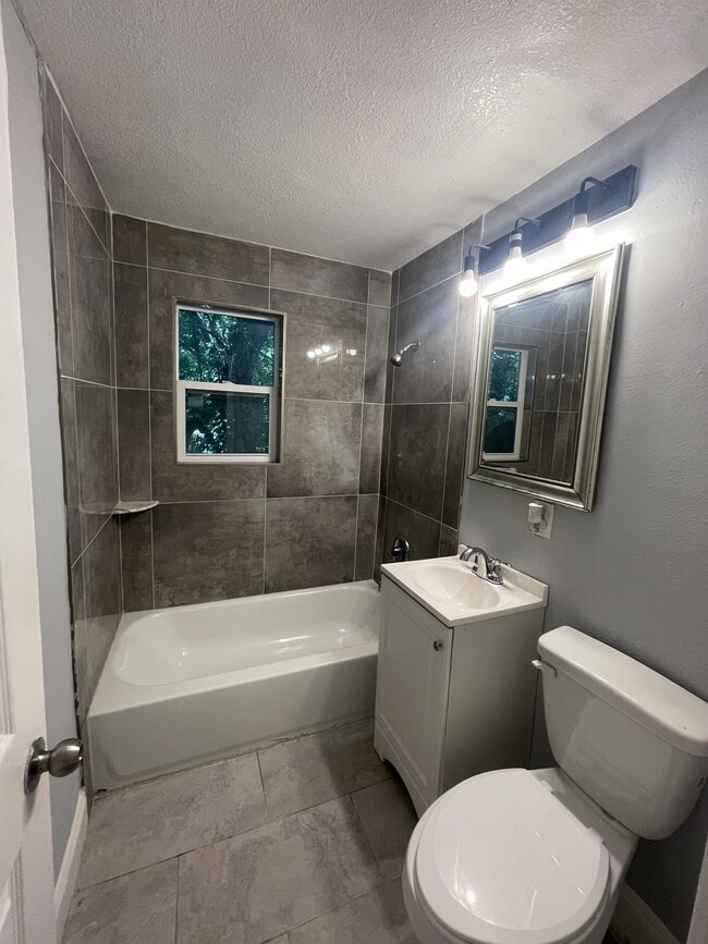 Building Photo - 2050 W 40th St