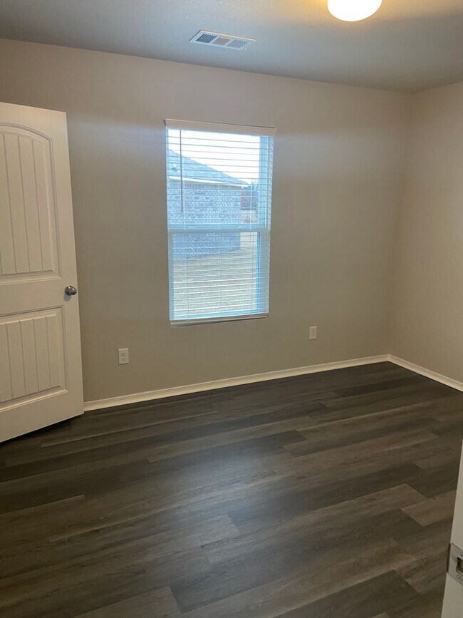 Building Photo - *St Patrick's Day Deal!* Three Bedroom | T...