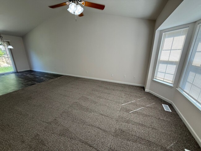 Building Photo - Completely Renovated!