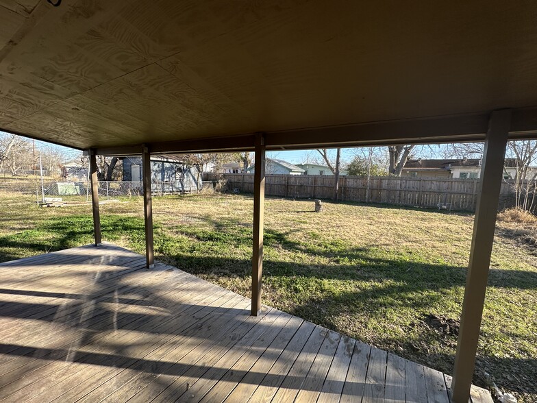 Building Photo - 1709 Navidad St