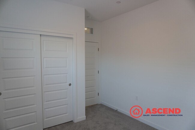 Building Photo - Spacious 4 Bed/2 Bath Brand New Build! in Bakersfield's Desirable 93311 Area — Solar, Garage & Fu...