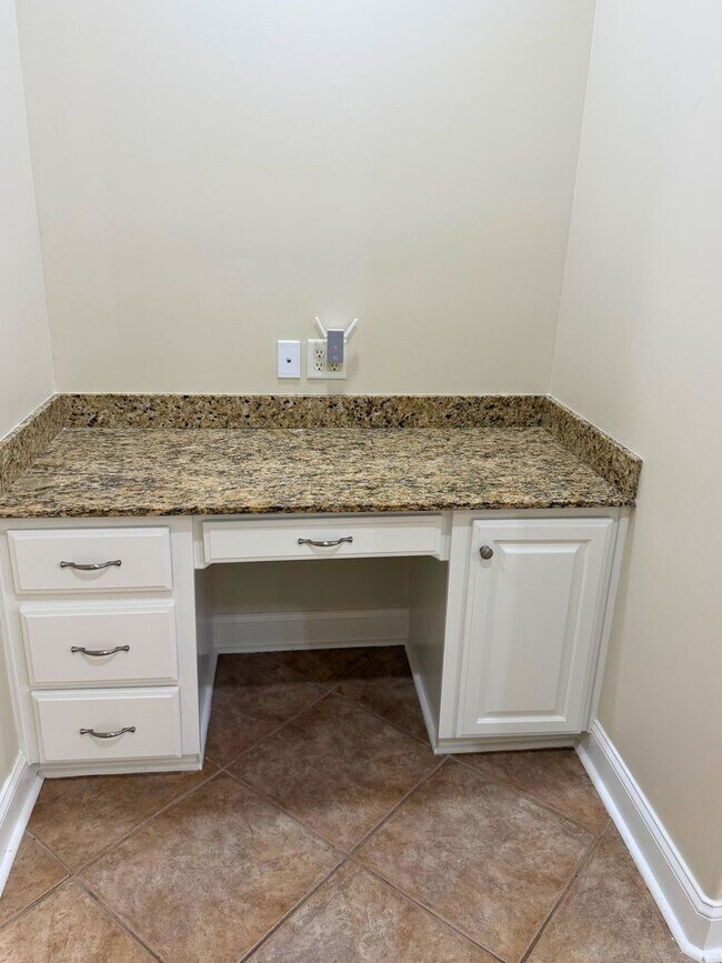 Building Photo - Rare find! 4/3 with amenities!