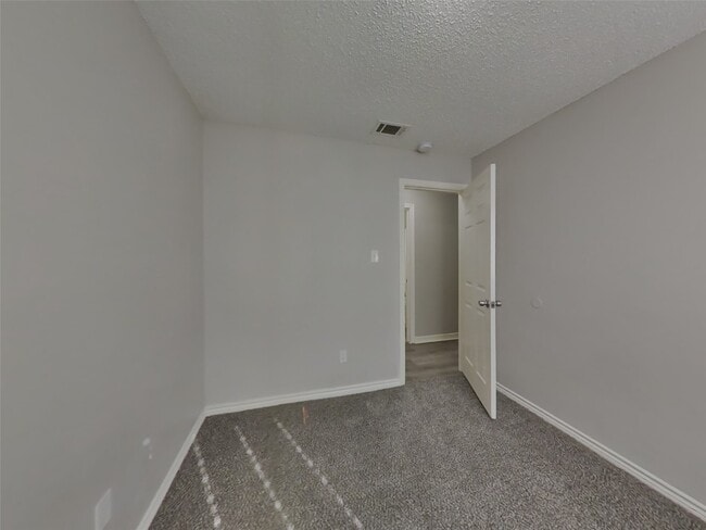 Building Photo - 2214 Townhall Ln