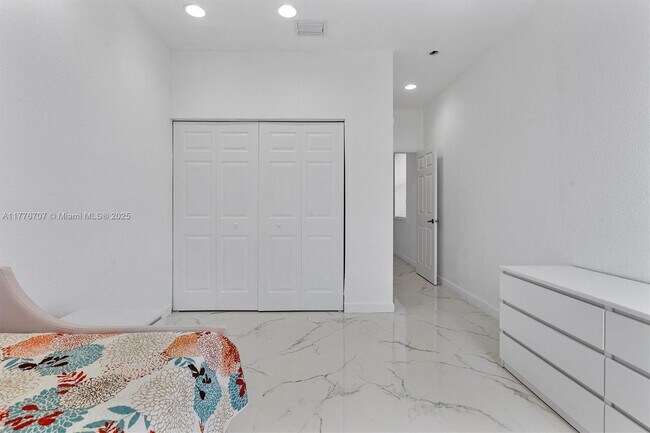 Building Photo - 1382 Harbor View W