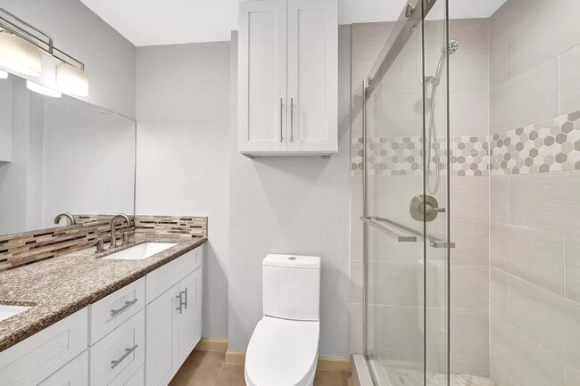 Master Bathroom - 1687 W Sam Houston Pky S