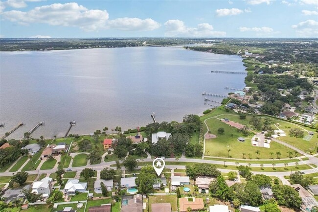 Building Photo - 311 Shore Dr E