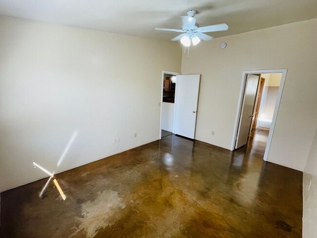 Building Photo - Single Family Home Style Unit w/ A/C, High...