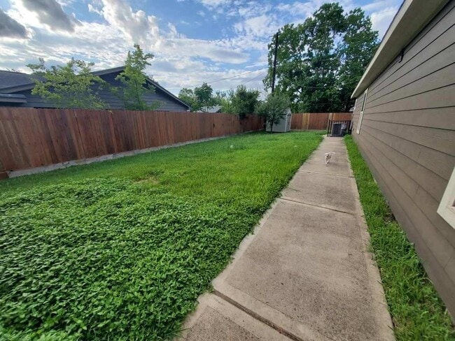 Building Photo - 3021 Sparrow St