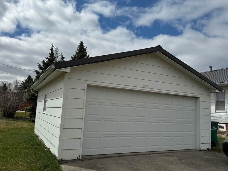 Building Photo - 806 W Broadway St