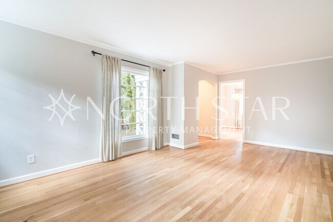 Building Photo - Newly Remodeled Lake Oswego Cottage With Lake Access.