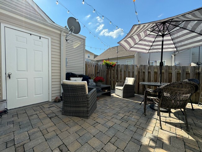 Building Photo - Renovated 2 Bed, 1.5 Bath Townhome w/ Comm...