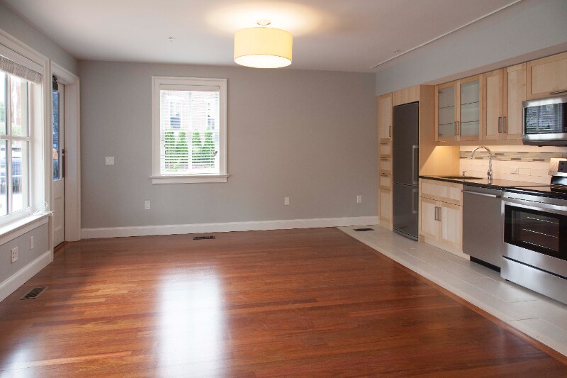 Building Photo - 123 Main St