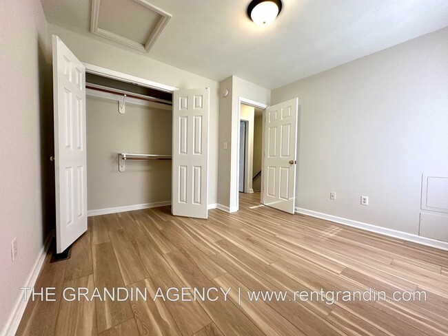 Building Photo - 102 Lakehurst Ave