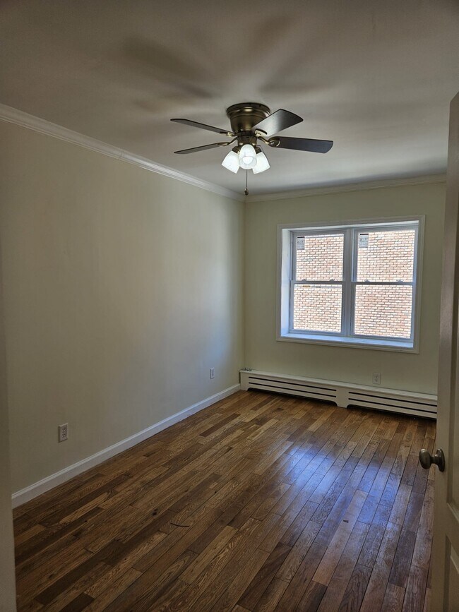 Building Photo - 2-05 B 28 St
