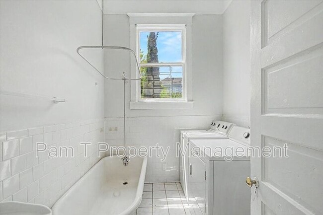 Building Photo - 512 E Waldburg Ln
