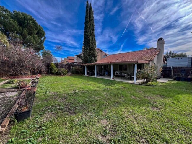 Building Photo - 2 bedroom Temecula home with a big backyar...