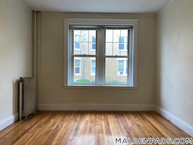 Building Photo - 90 Maple St