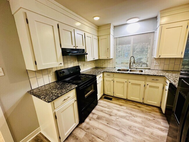 Building Photo - An Amazing West Little Rock Home, Close To Everything!