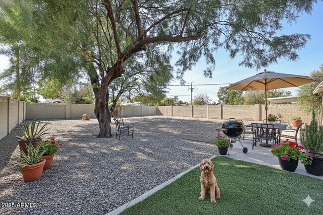 Building Photo - 2221 W Clarendon Ave