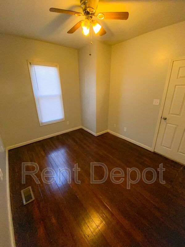 Building Photo - 1328 E Illinois St