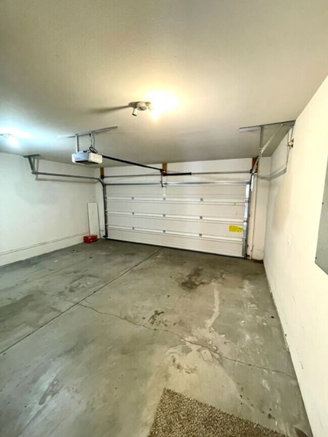 Building Photo - Beautiful 3 Bedroom Single Level home near...