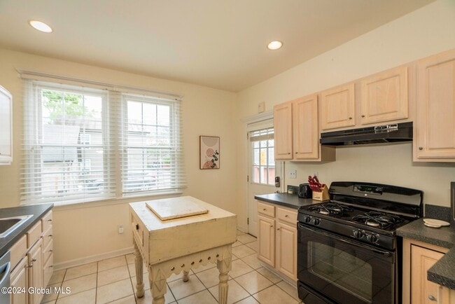 Building Photo - 39 Walton St