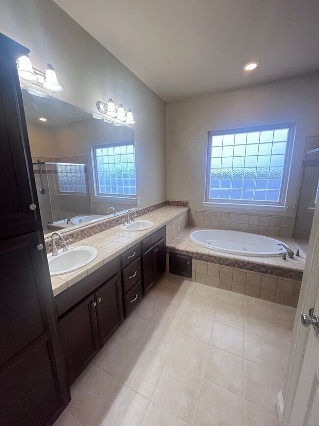 Building Photo - BEAUTIFUL HOME IN ELK GROVE WITH POOL!!