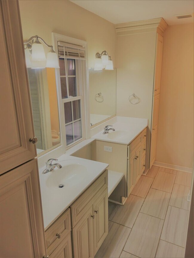 Building Photo - Huge 5 bedroom upgraded Colonial with larg...