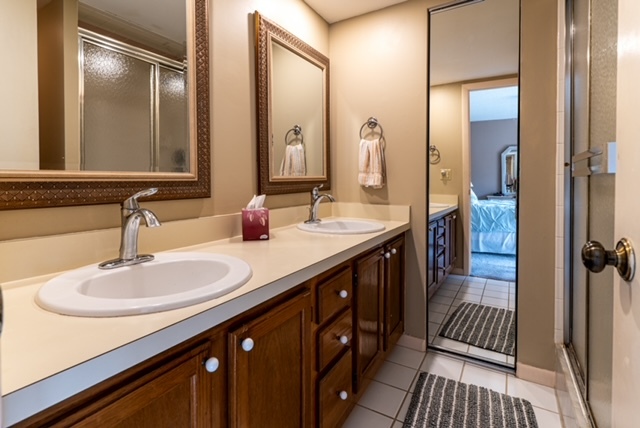 1st en-suite bathroom double sinks - 5830 SE Windsong Ln