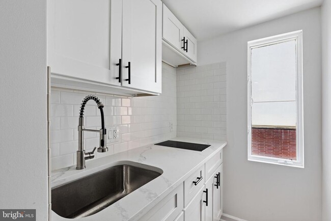 Building Photo - 1223 Spruce St
